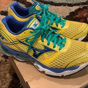 BRAND NEW Mizuno Running Shoe